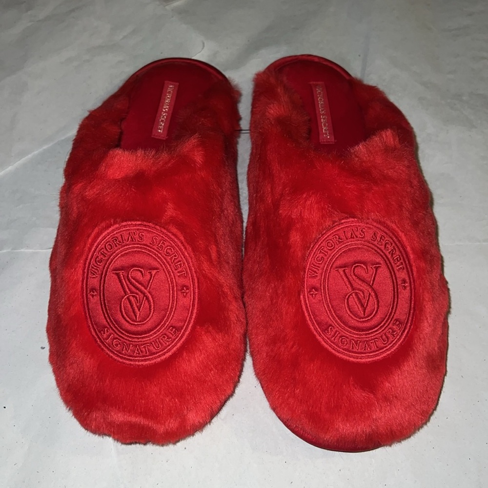 Victoria’s Secret Closed-Toe Faux Fur Slipper